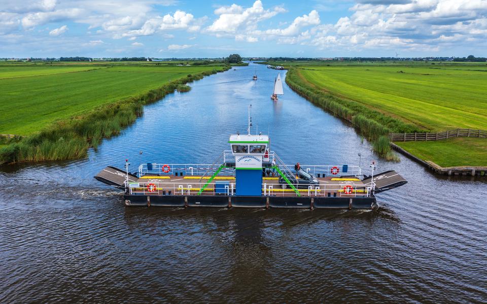 De pont over de Langwarder Feart is voor automobilisten en fietsers de kortste route van Langweer naar Sneek.