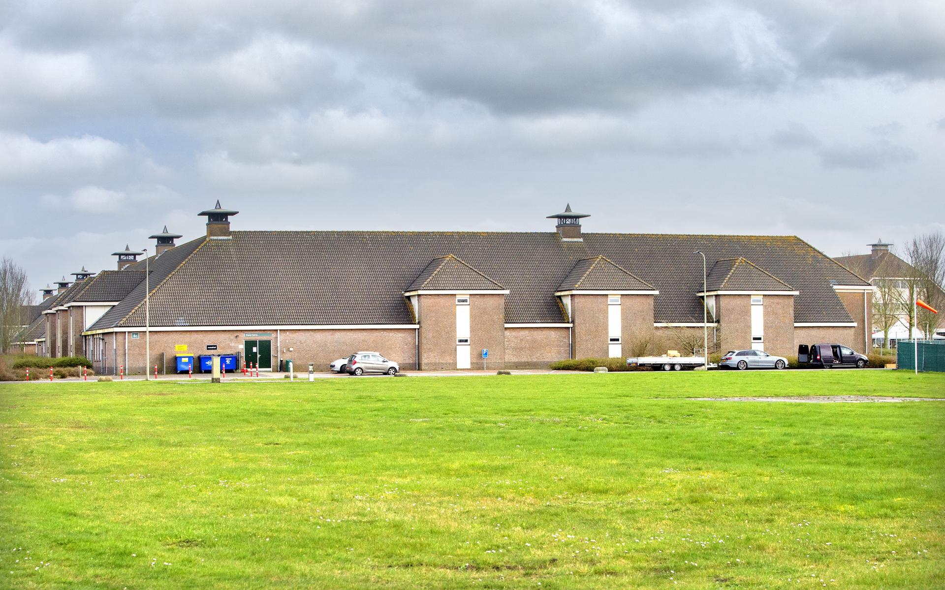 In deze legerkazerne in Zoutkamp krijgen honderden Afghanen een bed, kleren en medische hulp. 'En we