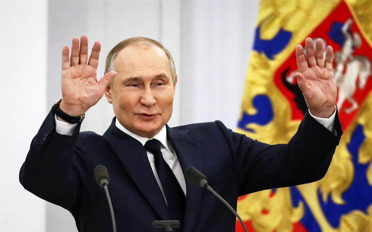 De Russische president Poetin tijdens een staatsprijsuitreiking voor Russische medaillewinnaars van de Olympische Winterspelen van 2022. 