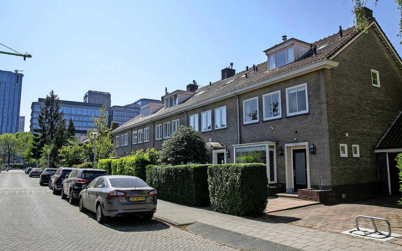 Bijna alle rijtjeshuizen in de Amsterdamse Henriëtte Bosmansstraat bij de Zuidas zijn al ver door de villagrens van €1,1 miljoen gebroken. Bijna alle rijtjeshuizen in de Amsterdamse Henriëtte Bosmansstraat bij de Zuidas zijn al ver door de villagrens van €1,1 miljoen gebroken.