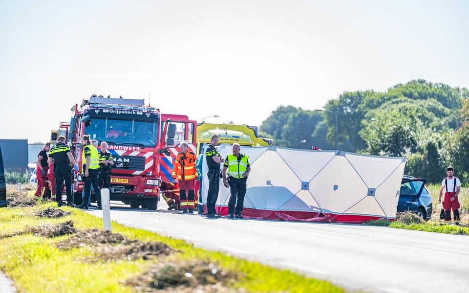 Hulpdiensten aan het werk bij het ongeval met drie dodelijke slachtoffers op de Friesestraatweg bij Grijpskerk.