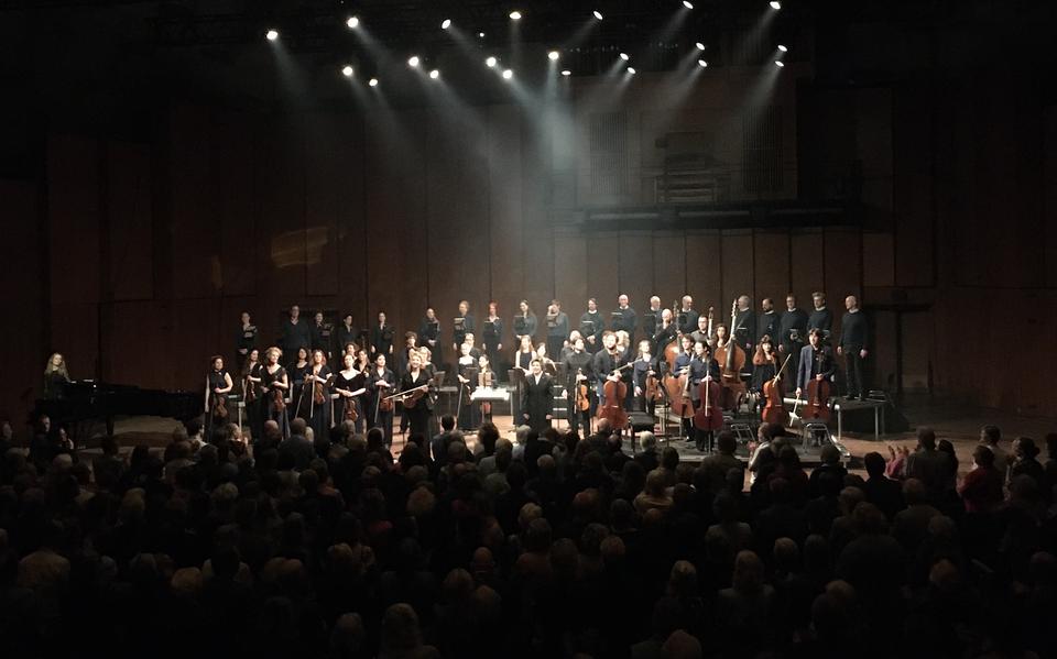 Het Nederlands Kamerkoor en Amsterdam Sinfonietta gaven een concert met rituele trekjes.