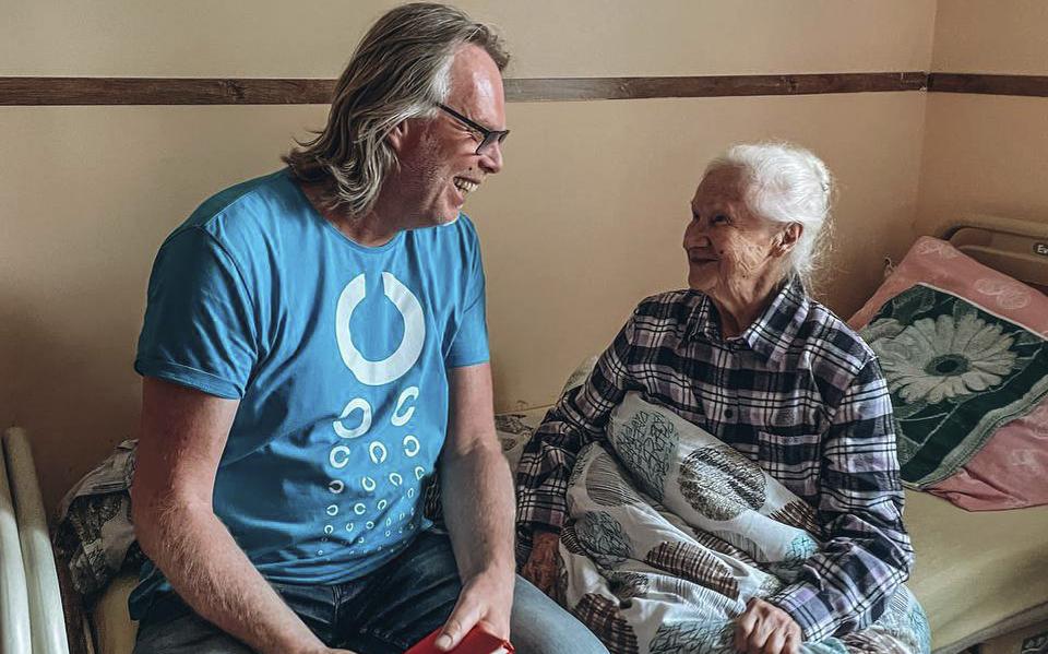 Hoofdredacteur Evert van Dijk luistert naar de verhalen van de 91-jarige Nadia, die twee dagen eerder is gevlucht uit Kherson. Ze is alles kwijt, behalve de kleren die ze draagt. 