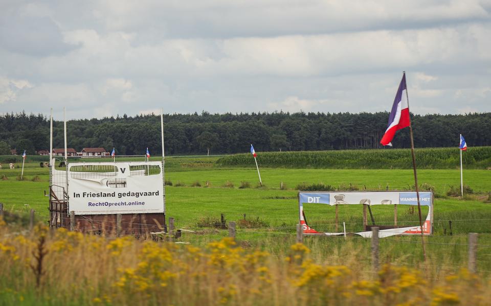 Vernielde spandoeken langs de A7 bij Marum.