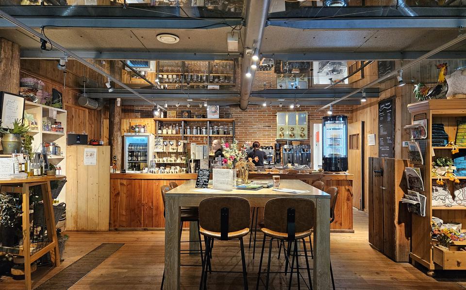 Gasterij Natuurlijk Smeerling is een daghorecazaak in een gerestaureerde boerderij. 