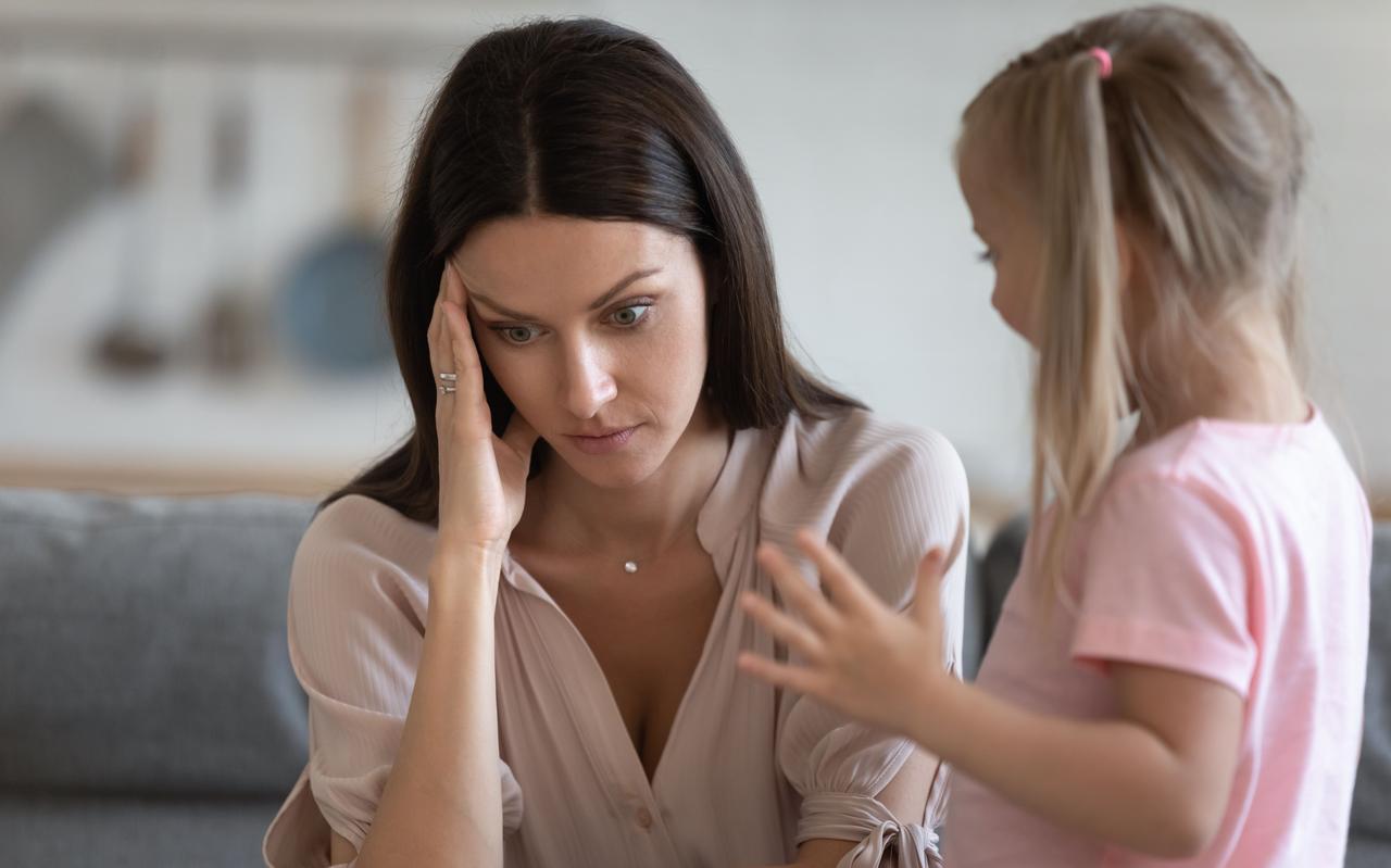 Kinderen van ouders met psychische problemen blijven vaak onzichtbaar voor de hulpverlening. Kinderen van ouders met psychische problemen blijven vaak onzichtbaar voor de hulpverlening.