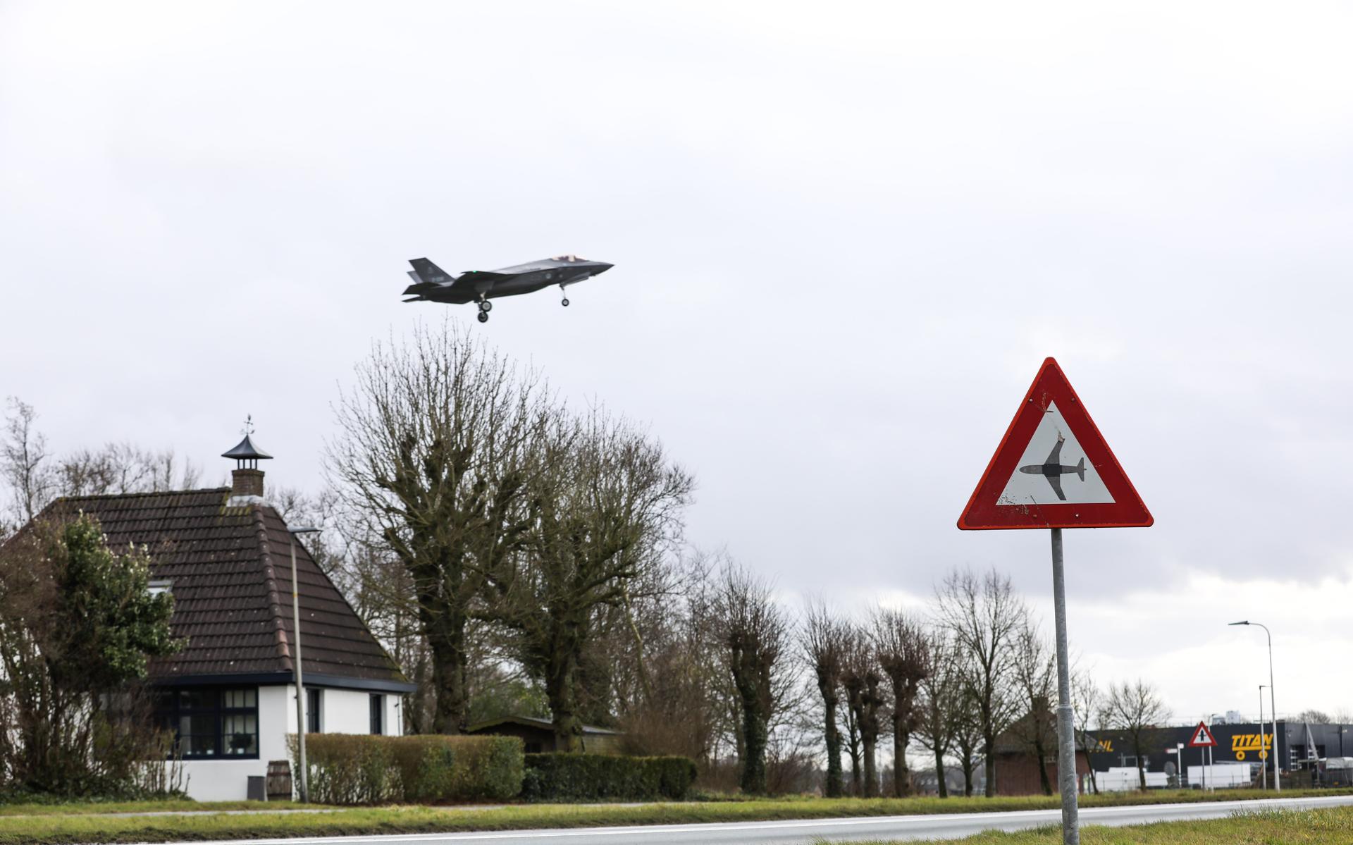 Een F-35 boven de Vliegbasis Leeuwarden. Straks ook rondom Groningen Airport Eelde? 