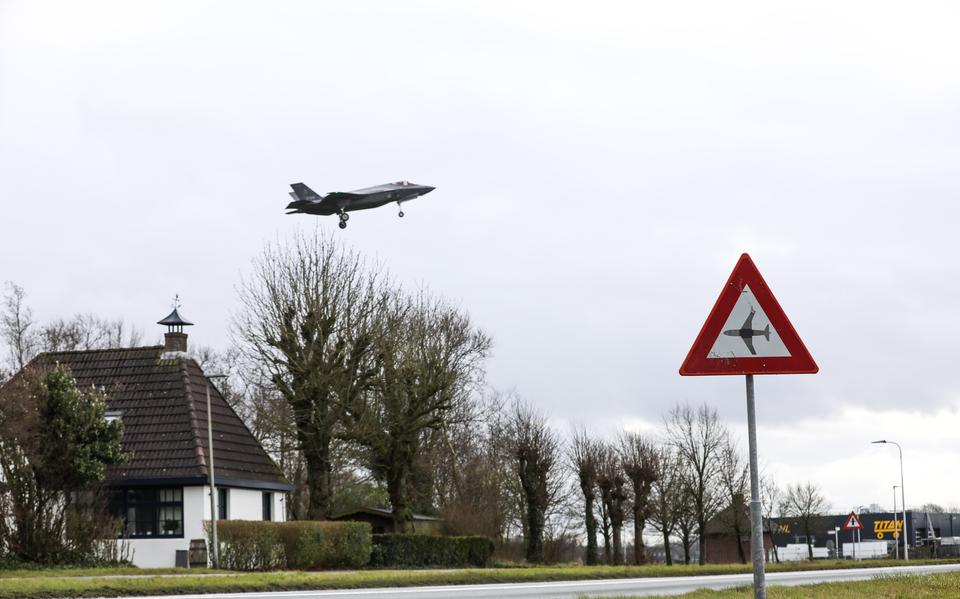 Een F-35 boven de Vliegbasis Leeuwarden. Straks ook rondom Groningen Airport Eelde? 