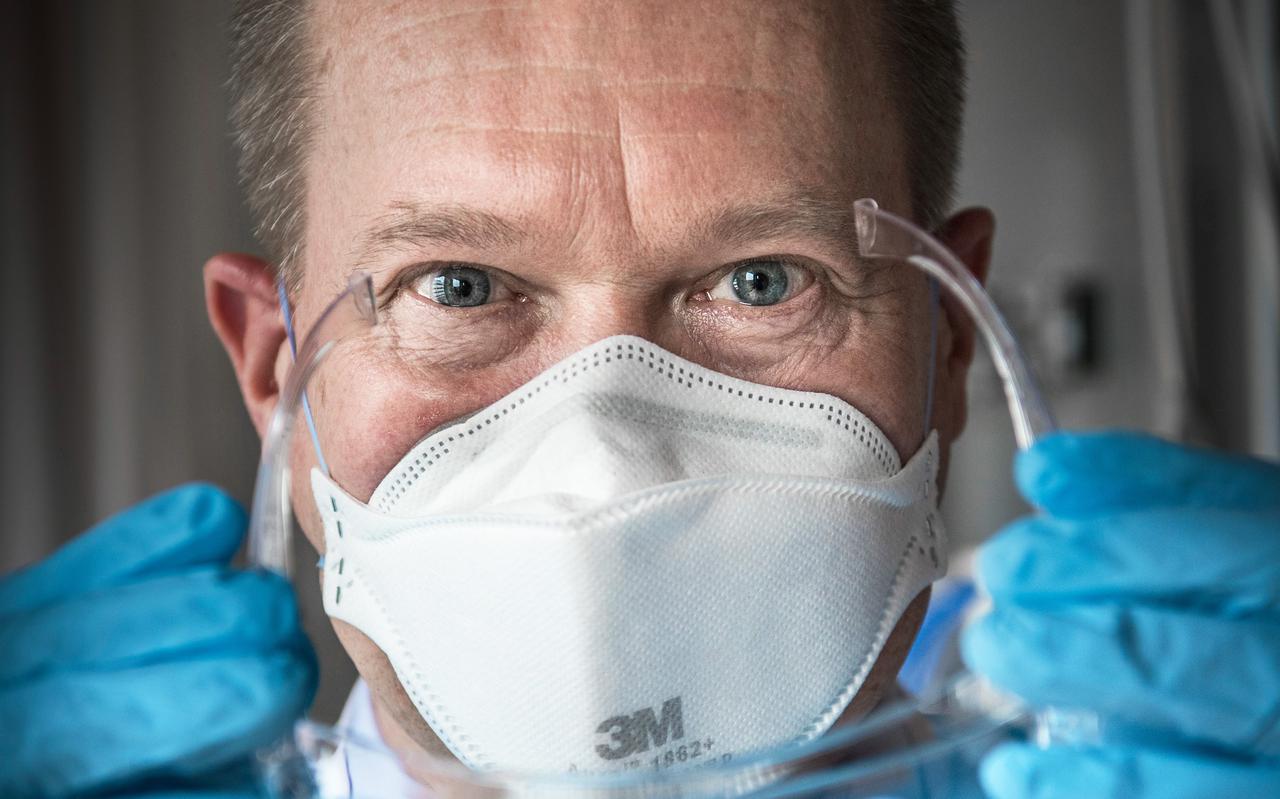Peter van der Voort op het gedeelte van IC-afdeling waar toekomstige patienten met coronavirus komen te liggen. 