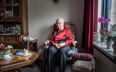 Ebeltje Boekema-Hut uit Leek, met haar 109 jaren de oudste dame van Noord-Nederland. Zij werd 20 op 31 augustus 1931.
