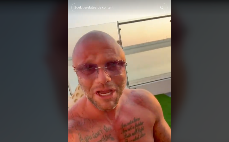 Still uit video Alex M. in het buitenland.