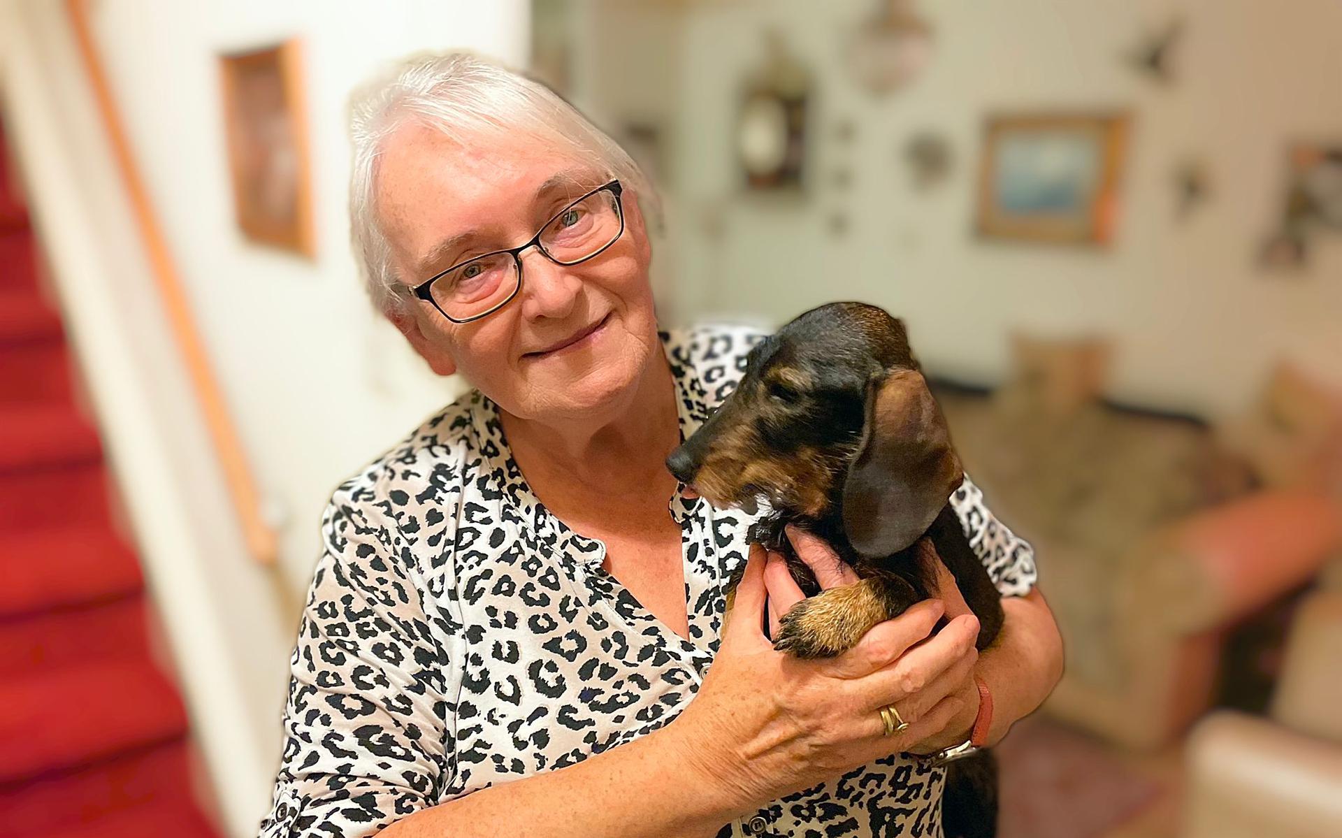 steen Pakistan Aanpassing Eikie Koopman (74) uit Groningen herenigd met haar hond Fay. De teckel was  bijna twee weken vermist. 'Ze is sterk vermagerd' - Leeuwarder Courant
