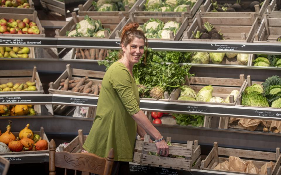 Monique van Etten (50) in 2019, toen ze de vorige keer haar winkelpand Jouw Dagelijkse Kost opende in de Nieuwe Oosterstraat in Leeuwarden. 