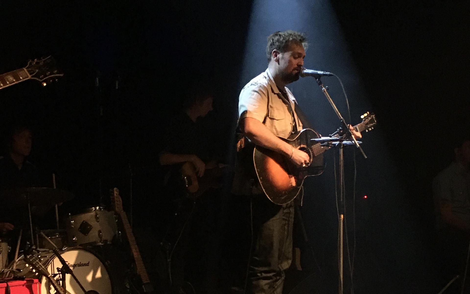 Nonchalante Tim Knol Helpt Onwennige Djurre De Haan Tijdens Gezellig