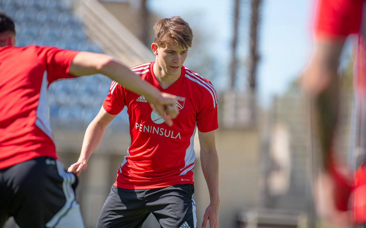 Niels Hartman tijdens de training van het nationale team van Gibraltar.