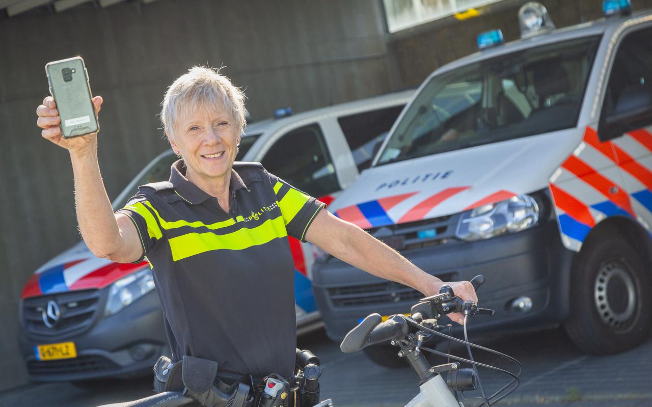Wijkagent Albertje Lensen roept hardlopers en fietsers op om altijd een ID-Kaart of noodnummer bij zich te dragen.