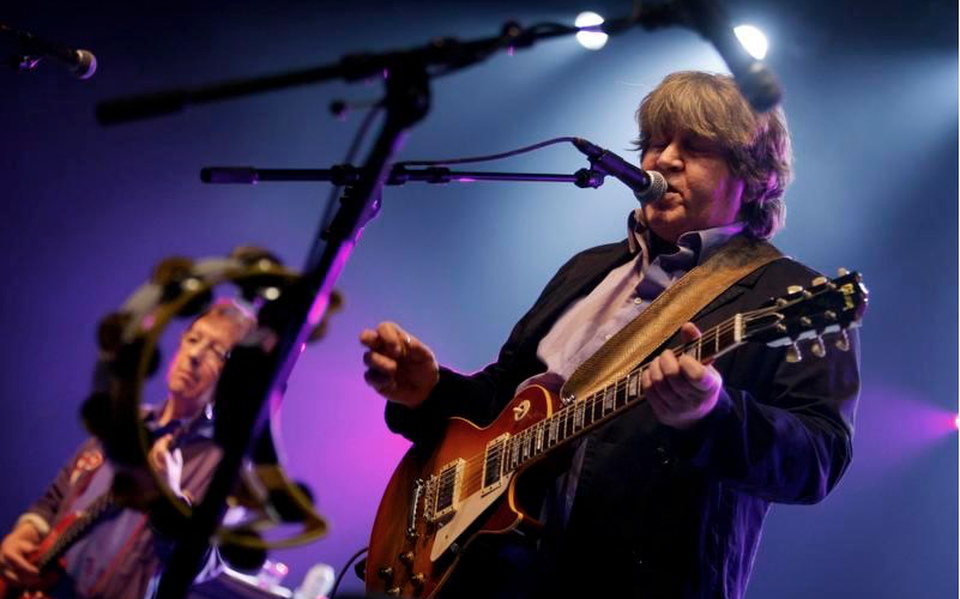 Mick Taylor als gitarist tijdens een concert in de Heineken Music Hall te Amsterdam, hier samen met Bill Wyman (links)