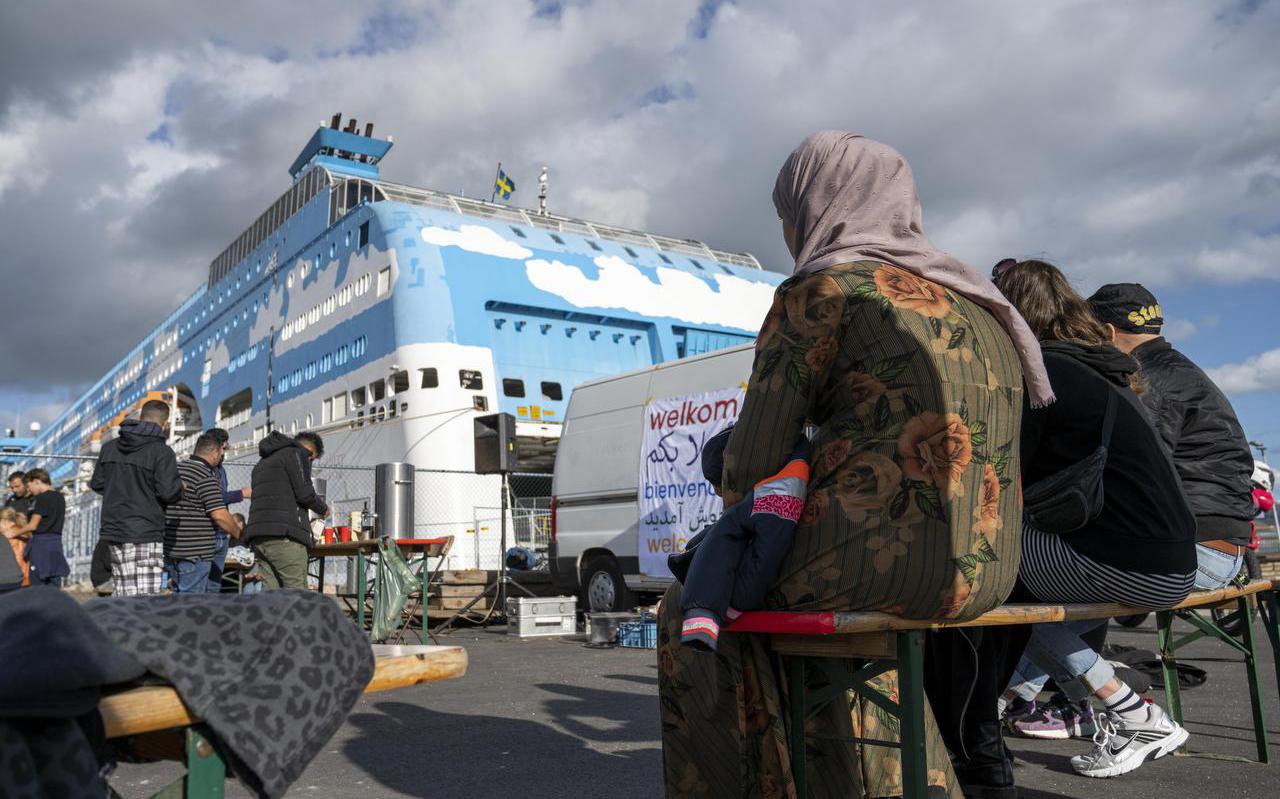 In de haven van Amsterdam verblijven vluchtelingen op een cruiseschip. Volgens immigratiedienst IND zijn er momenteel 920 gezinsleden van statushouders voor wie gezinshereniging is aangevraagd.