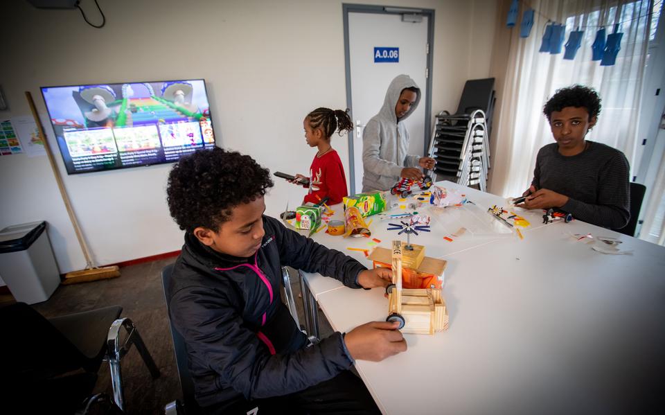 Kinderen spelen met Knexx in de crisisnoodopvang voor asielzoekers in Gieten.