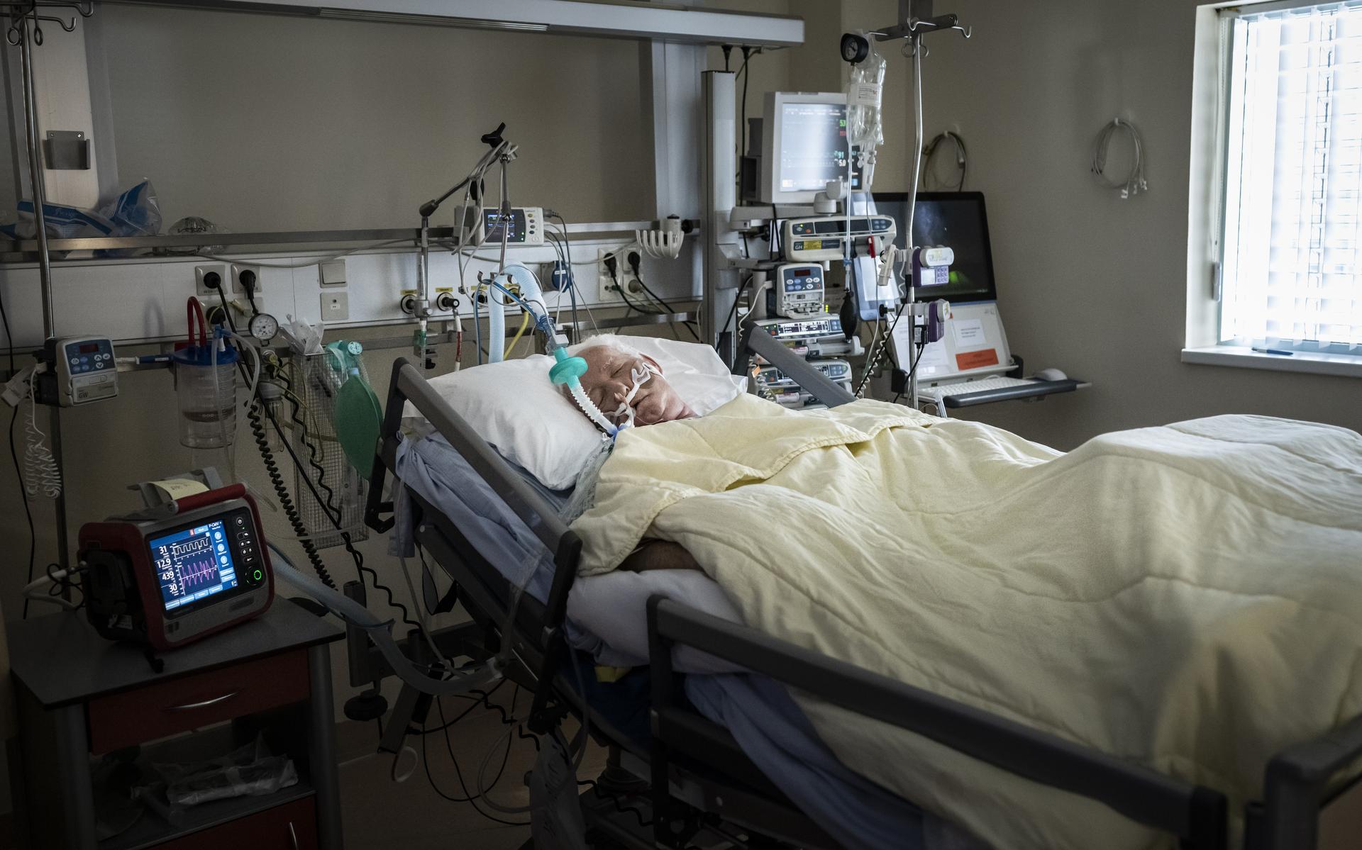 De met corona besmette Piet Franssen uit het Limburgse Tegelen ligt op de covid afdeling van de intensive care in het Wilhelmina Ziekenhuis in Assen. Op 16 april overlijdt hij op 73-jarige leeftijd.
Zijn zoon Martin Franssen: ‘Het was de eerste keer dat ik mijn vader weer zag na mijn moeders dood, vijf weken daar voor. Pap, wat doe je nou toch? Zo zielig. Hij was wel nog steeds helemaal mijn vader, niet vermagerd of zo. Ik had erger verwacht.’