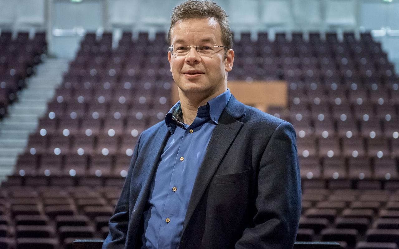 Dirigent Antony Hermus dirigeerde gisteravond het NNO in een lege Oosterpoort. Bij het slotconcert van dit seizoen op 20 en 21 mei mag er misschien een beetje publiek bij. 