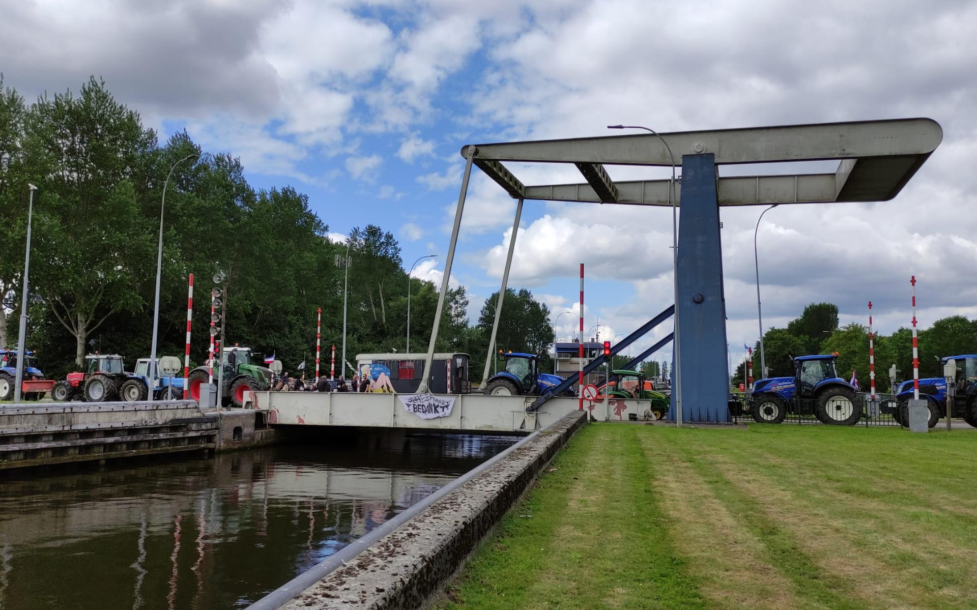 Boeren geven brug bij Gaarkeuken vrij. Scheepvaartverkeer nog wel gestremd | video - Leeuwarder Cour