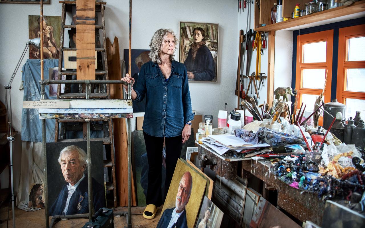 Dorine Kuiper, portretschilder tussen de portretten in haar atelier. Dorine Kuiper, portretschilder tussen de portretten in haar atelier.