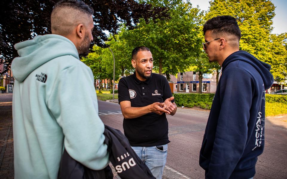 Straatcoach Rachid in Nieuw Weerdinge. In gesprek met Anis Hale (links) en zijn vriend Rami Bouchair