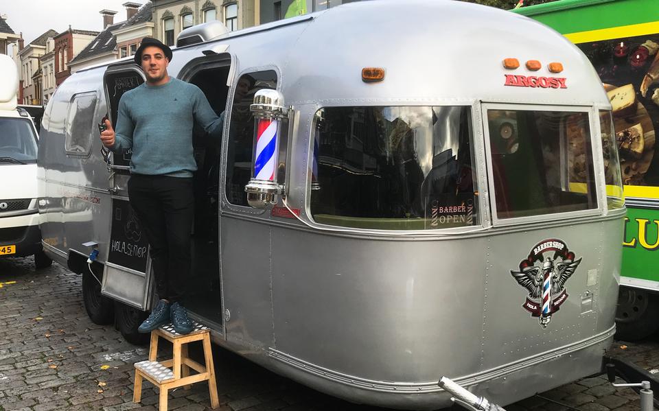 Marktkapper Rabii Mokdad (31) stond dinsdag voor het eerst met zijn antieke Airstreamer op de warenmarkt op de Vismarkt in Groningen.