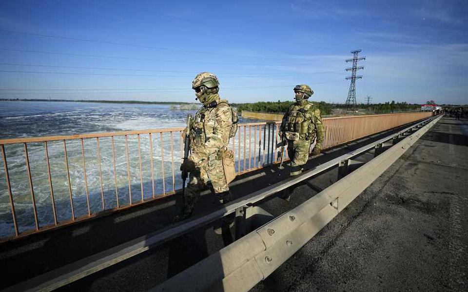Russische militairen bewaakten eerder de Kakhovka-dam. 