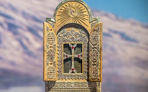 Het reliek met een stukje hout van de ark van Noach bevindt zich centraal in de expositieruimte, in de Ararat.