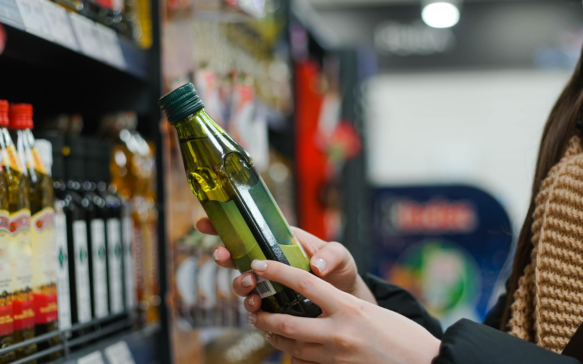 Voor een fles olijfolie van een A-merk ben je tegenwoordig al gauw 15 euro kwijt.