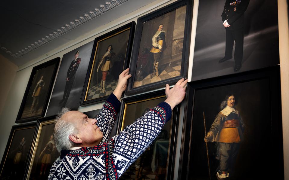 Directeur Geert Pruiksma van Museum Nienoord met het schilderij van de Friese zeekapitein, die voor Piet Hein werd aangezien. 