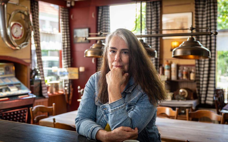 Marja West: ,,Vaak lees je maar een kort krantenberichtje, maar het gaat mij om het verhaal daarachter. Dat is veel groter dat aan de voorkant te zien is.”