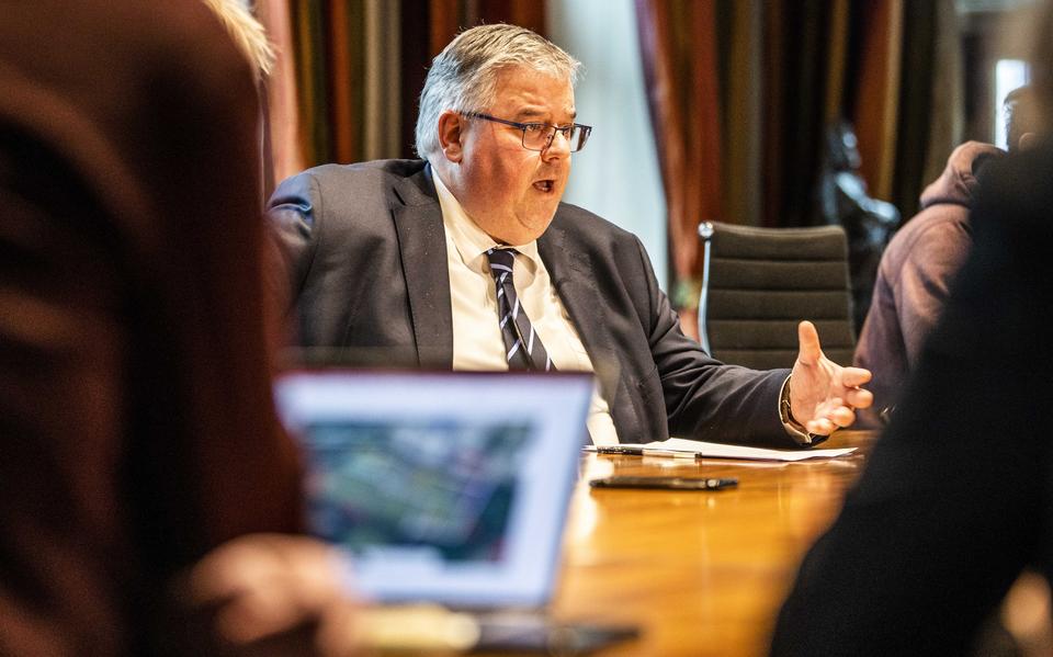 Burgemeester Hubert Bruls van Nijmegen geeft uitleg over de grote noodopvang.