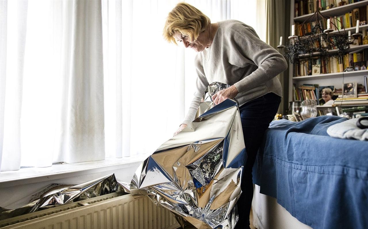 Woningcorporaties verstrekken op grote schaal gratis radiatorfolie aan huurders in slecht geïsoleerde woningen. Met deze en andere isolatiespulletjes kunnen de bewoners van de koude huizen hun energielasten enigszins drukken. Woningcorporaties verstrekken op grote schaal gratis radiatorfolie aan huurders in slecht geïsoleerde woningen. Met deze en andere isolatiespulletjes kunnen de bewoners van de koude huizen hun energielasten enigszins drukken.