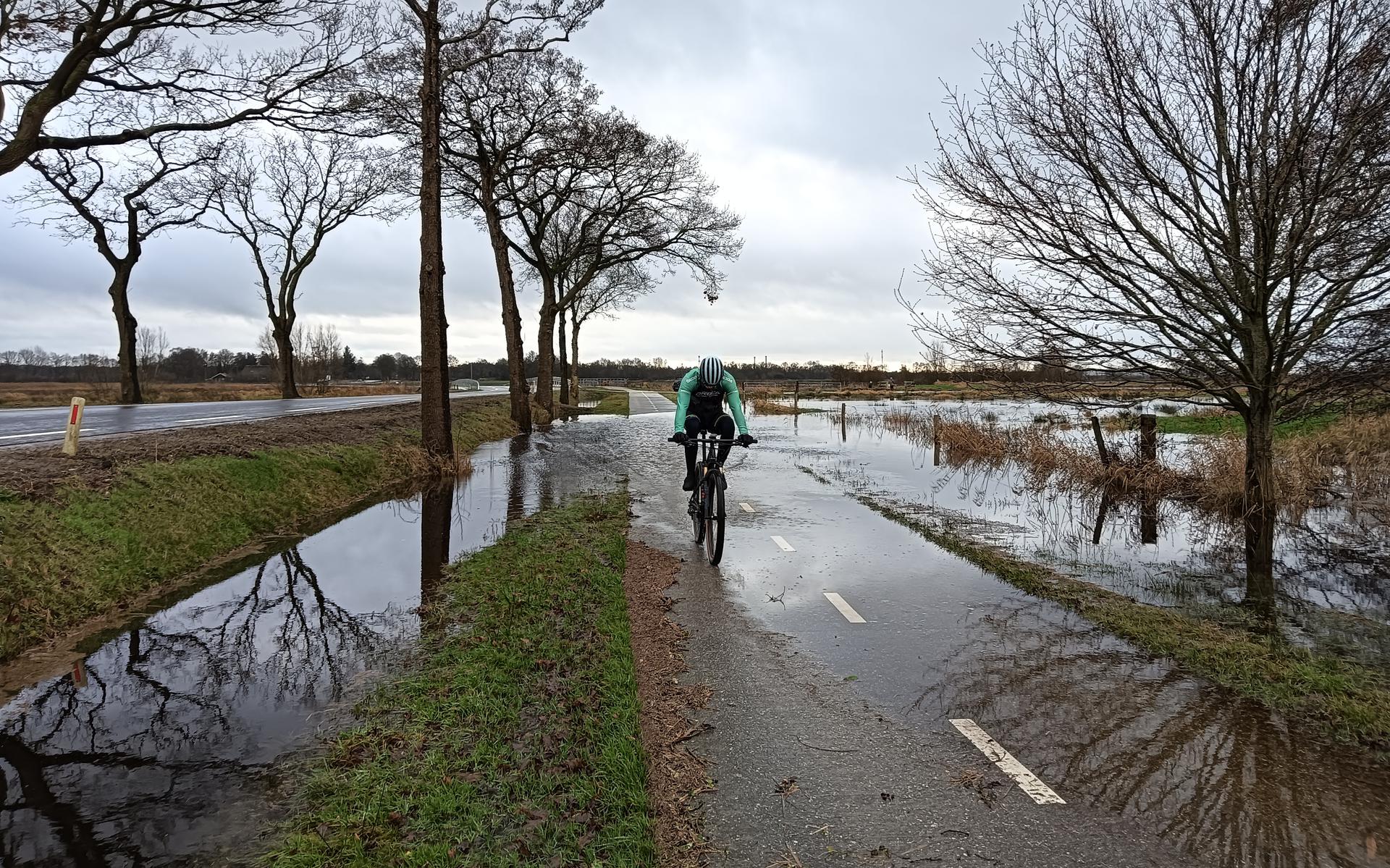 'Uitzonderlijk' Hoge Waterstanden In Het Land: Wegen, Vakantieparken En ...