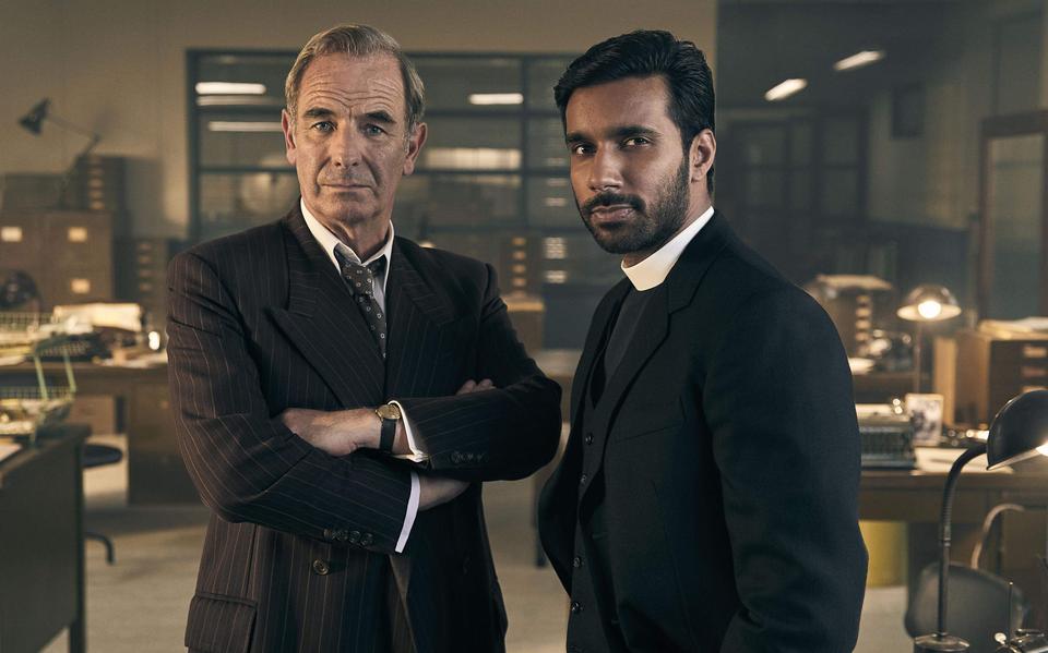 Robson Green als Geordie Keating (links) en Rishi Nair als de nieuwe dominee Alphy Kottaram. 