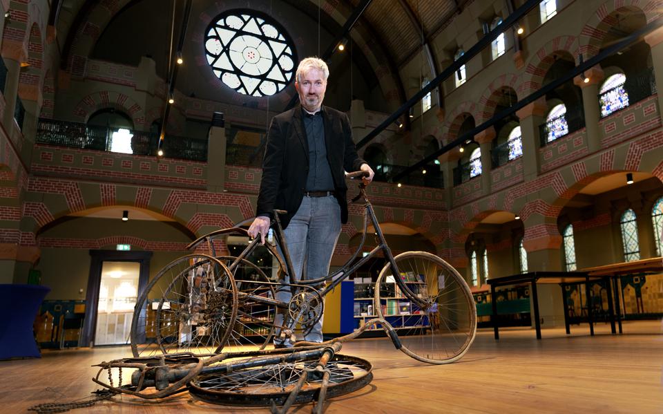 Directeur van de Synagoge Groningen Geert Volders met de onderdelen van de oude fietsen. 