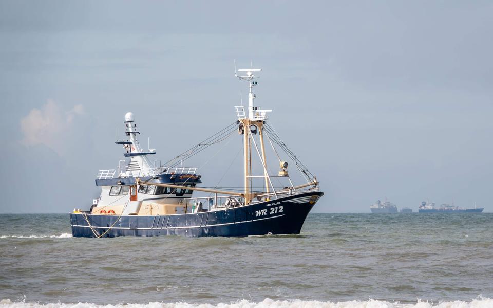 Een garnalenkotter voor de Nederlandse kust. 