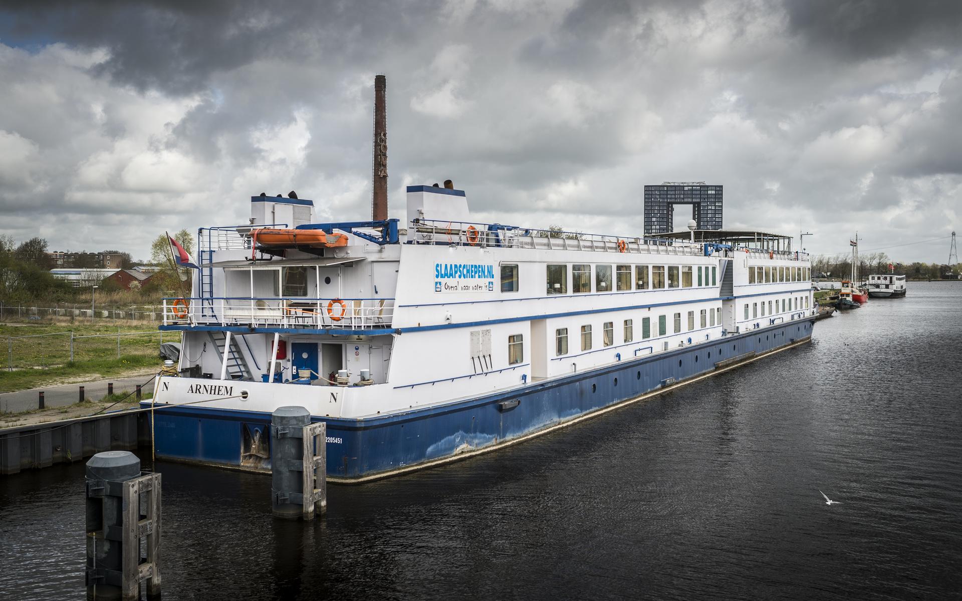 Dit slaapschip is een bed-bad-broodlocatie in de stad Groningen.