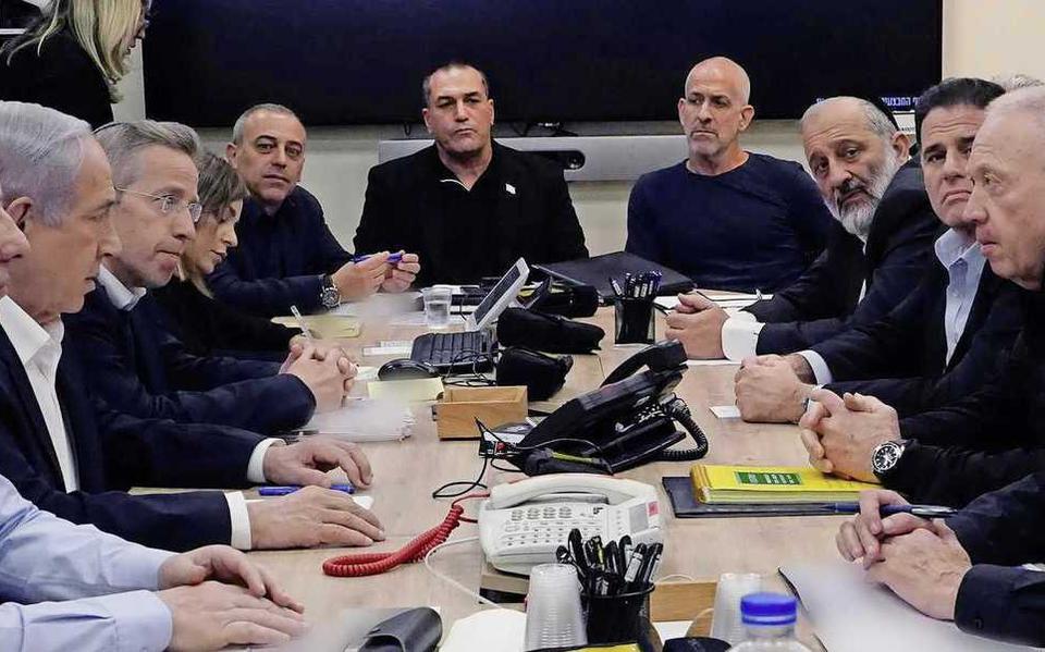 In het Israëlische oorlogskabinet zitten premier Benjamin Netanyahu, minister van Defensie Yoav Gallant, voormalig commandant der strijdkrachten Benny Gantz en waarnemers Ron Dermer, Gadi Eisenkot en Aryeh Deri.