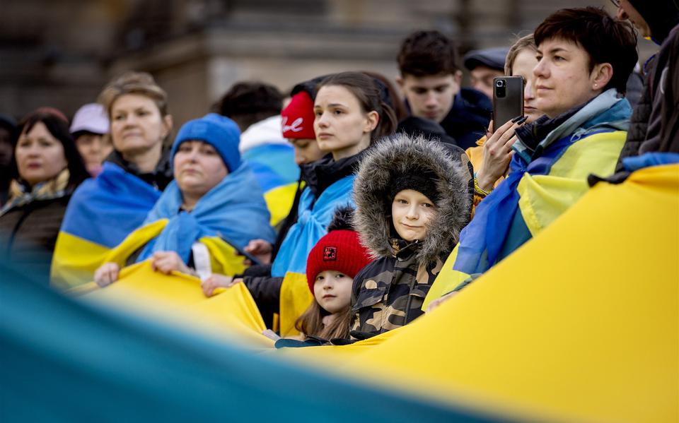Demonstranten op de Dam in Amsterdam op de dag dat het een jaar geleden is dat Rusland Oekraïne binnenviel.