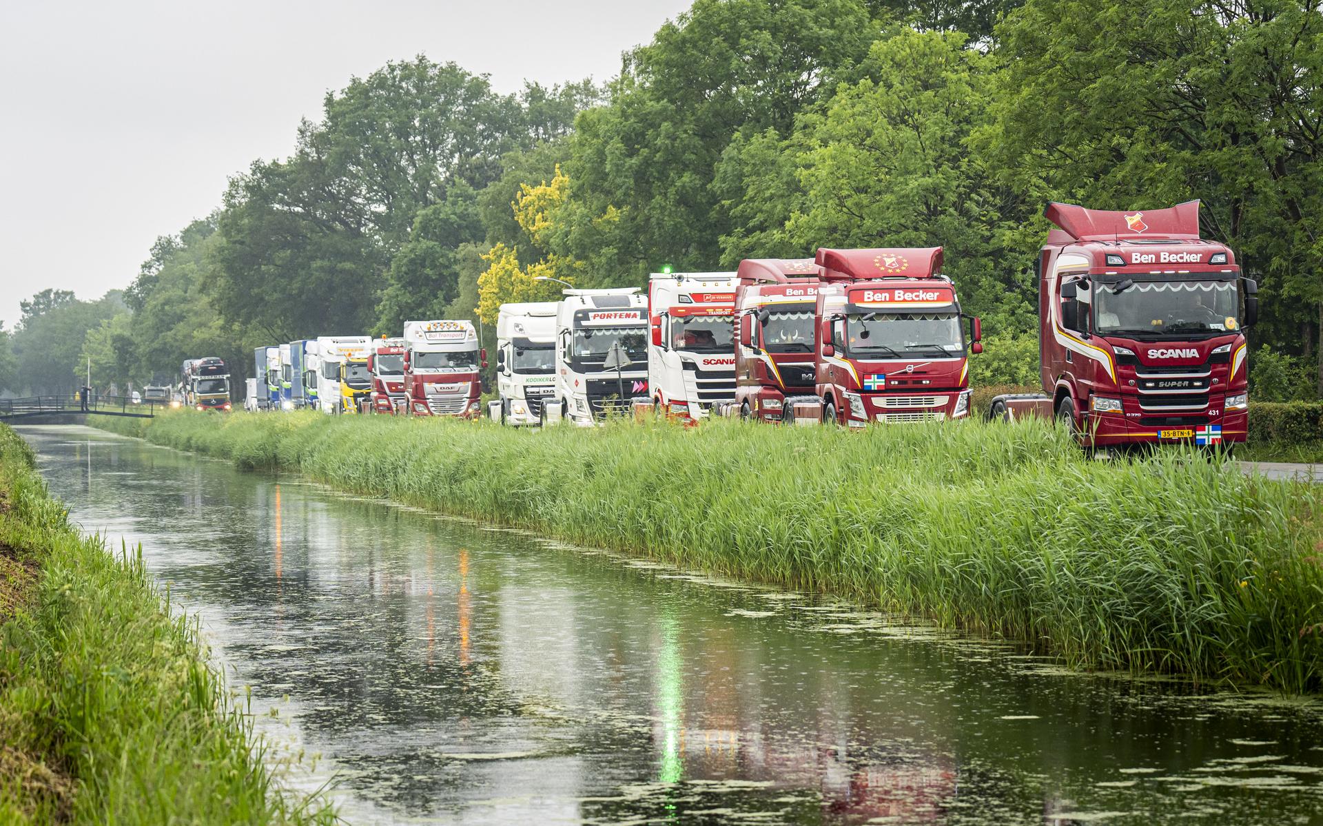 Zo ziet het eruit als dik 200 vrachtwagens een rondje door het Noorden rijden. 'Daar komen ze!'