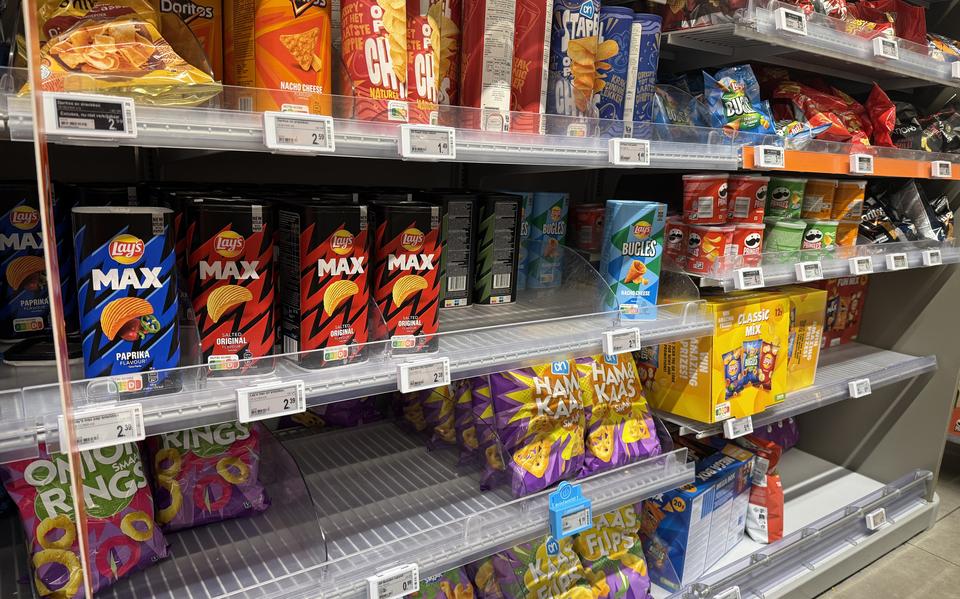De klassieke chipszak van Lay's heeft een opvolger: de chipsdoos. Daar zit minder in, maar hij kost hetzelfde.