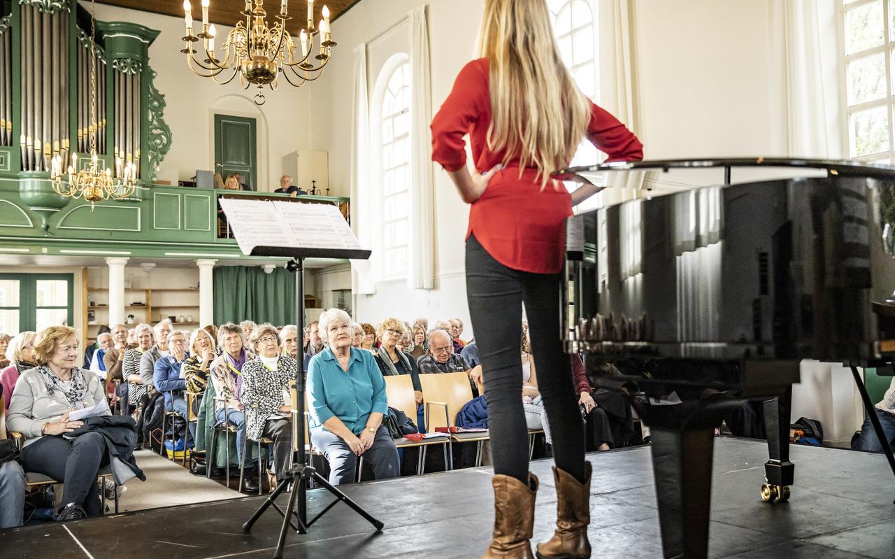 Mezzosopraan Jard van Nes (vooraan in zeegroene blouse) geeft traditiegetrouw tijdens het festival een masterclass voor zangers. Mezzosopraan Jard van Nes (vooraan in zeegroene blouse) geeft traditiegetrouw tijdens het festival een masterclass voor zangers.