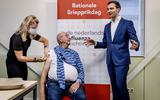 Een man krijgt in het bijzijn van staatssecretaris Maarten van Ooijen (R, Volksgezondheid, Welzijn en Sport) een griepprik tijdens de aftrap van de landelijke campagne voor de jaarlijkse griepprik in oktober.</cutline_content>