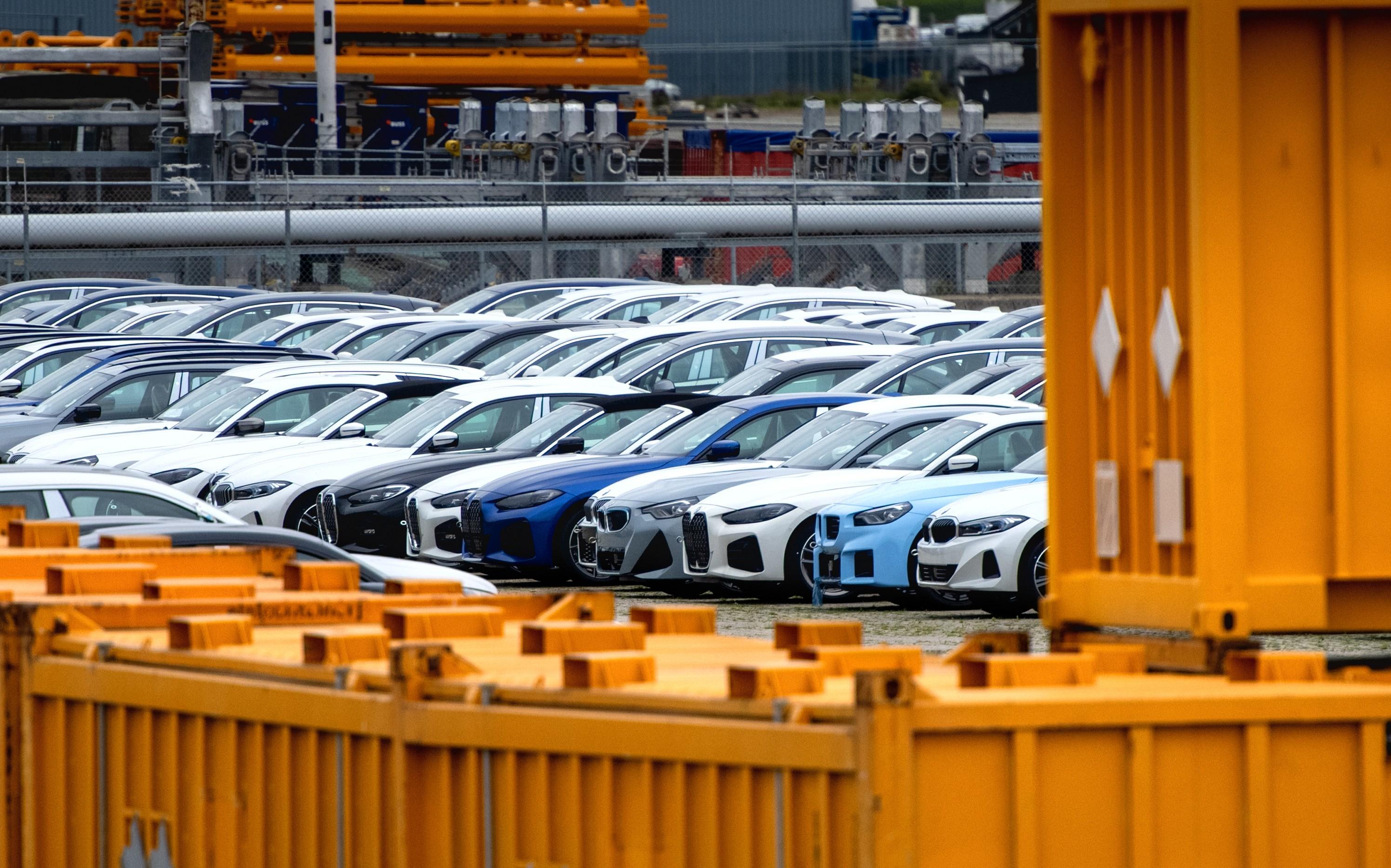 De 260 spiksplinternieuwe BMW's zijn op de kade in de Eemshaven geparkeerd nadat ze uit de Fremantle Highway zijn gehaald. Het schip vloog eind juli 2023 in de brand boven de Waddeneilanden.