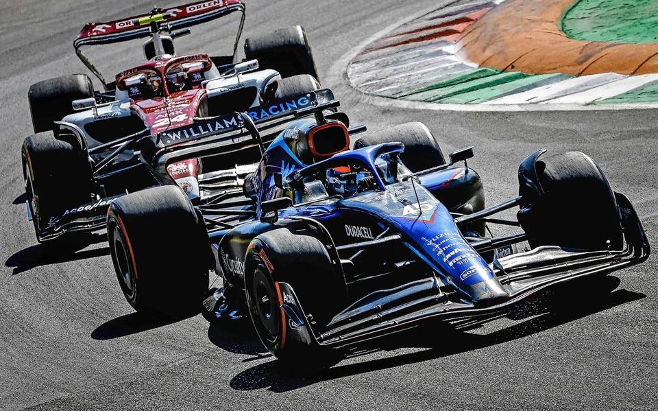 Het F1-debuut van Nyck de Vries, die Zhou Guanyu achter zich laat in Monza, smaakt naar meer.