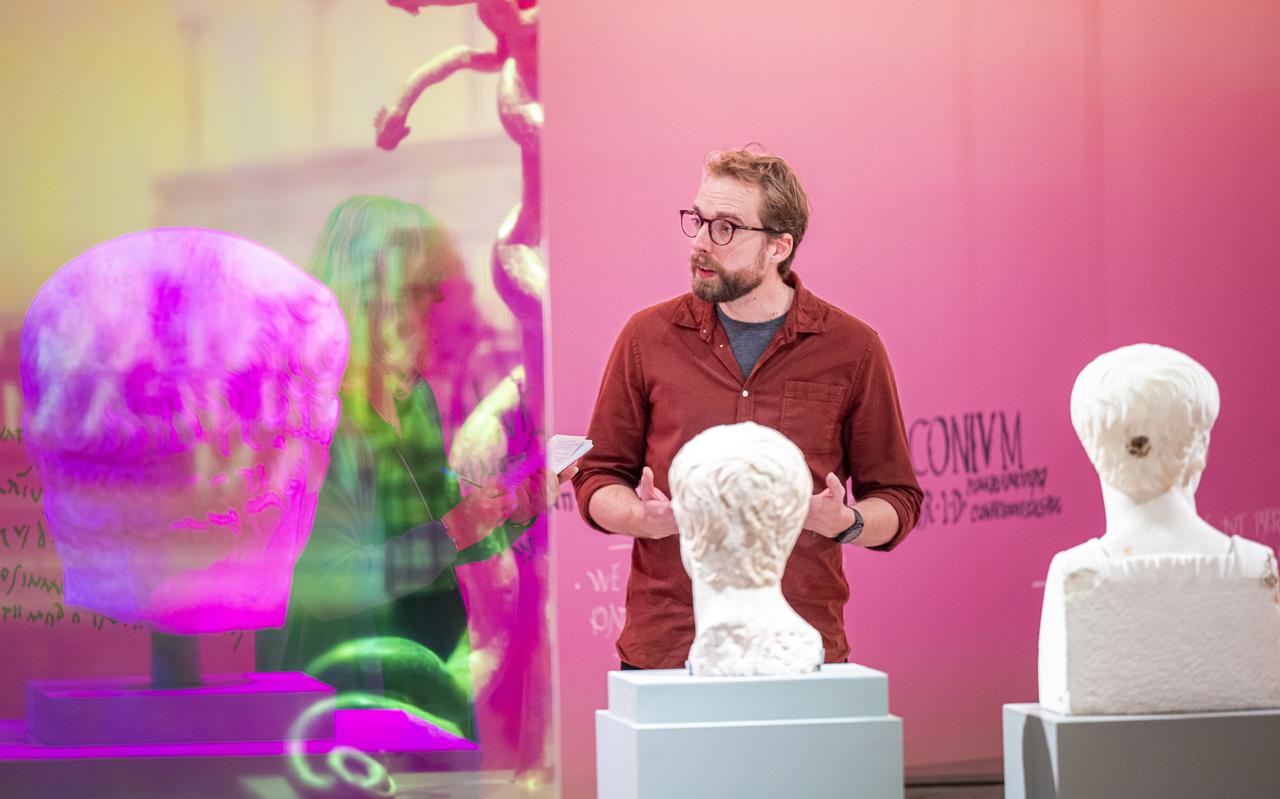 Conservator Bastiaan Steffens geeft uitleg bij de expositie 'Sterven in Schoonheid' in het Drents Museum in Assen. 
